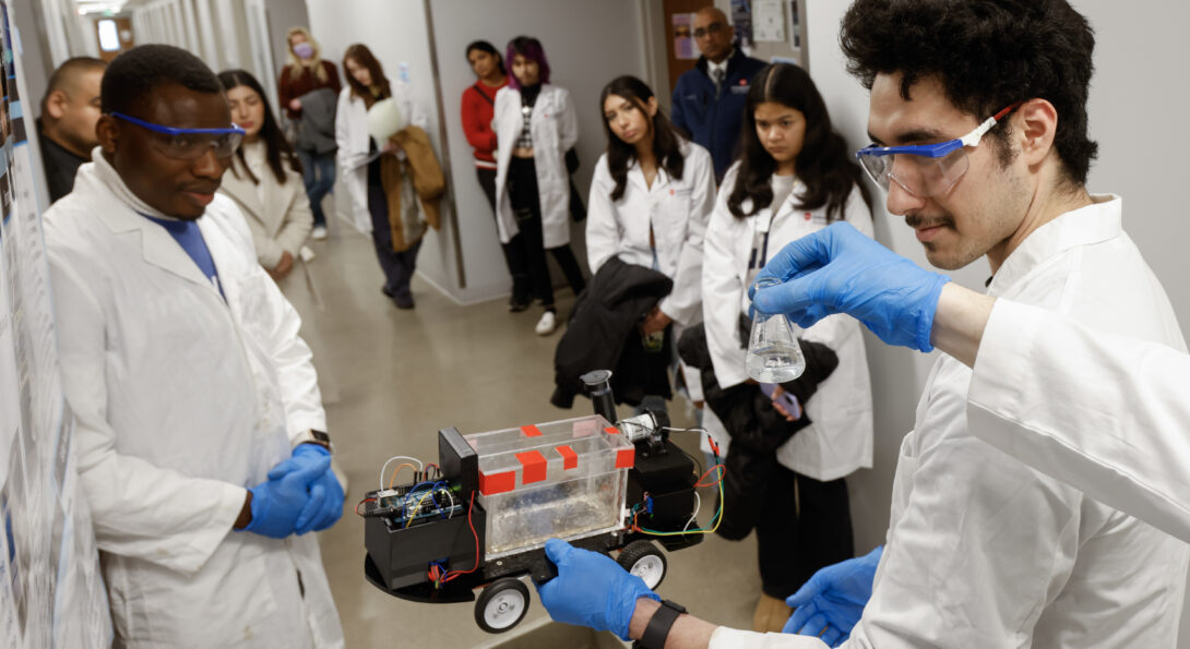 Potential University of Illinois Chicago College of Engineering ChE undergraduate students are taken on a tour of the labs in EIB as part of a recruitment event.