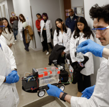Potential University of Illinois Chicago College of Engineering ChE undergraduate students are taken on a tour of the labs in EIB as part of a recruitment event.
                  