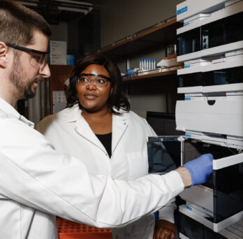 University of Illinois Chicago College of Engineering CHE Ezinne Achinivu uses high performance liquid chromatography to separate key intermediates in their lab.
                  